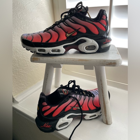 Stylish red/purple/gold shoes that can be worn to make a fashion statement. - Picture 1 of 7